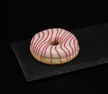 Донат с начинкой малина-сливочный сыр Премиум