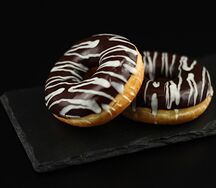 Донат с шоколадной начинкой