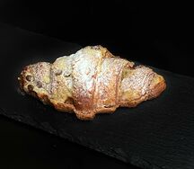 Круассан шоколадный с вишней