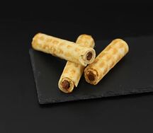 Вафельная трубочка со сгущенкой