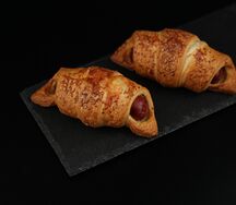 Круассан с сосиской и соусом