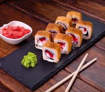 Ролл Жареный с креветкой и масаго