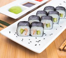 Ролл с креветкой и огурцом