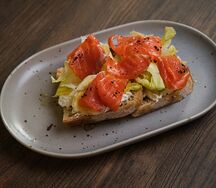Брускетта с лососем