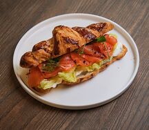 Круассан с лососем и крем-чизом