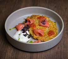 Драники картофельные с лососем и красной икрой 