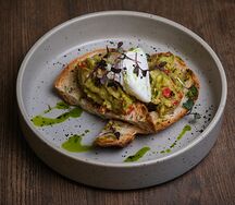 Тост с мятым авокадо и лососем