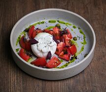 Буррата с розовыми томатами