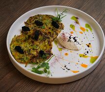 Оладьи из цукини с икрой палтуса и крем-чизом