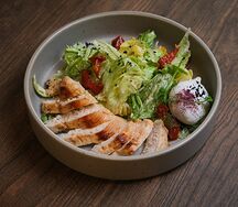 Салат Цезарь с куриной грудкой