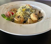 Черные спагетти с креветками и лососем