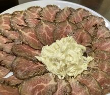 Ростбиф с кунжутно-луковой заправкой