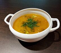 Ароматная мясная похлебка с беконом, чечевицей и копченой сметаной