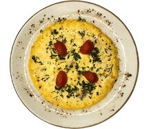 Омлет из двух яиц с томатами и беконом