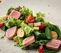 Салат с тунцом и медово-горчичной заправкой