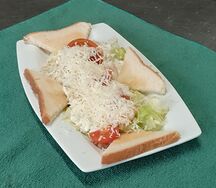 Салат Цезарь с курицей