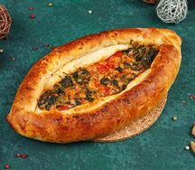 Хачапури по-аджарски с томатами и шпинатом