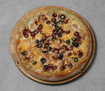 Пицца Фирменная с колбасками и грудинкой