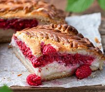Слоено-дрожжевой пирог с малиной и натуральным творогом