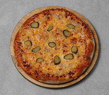 Пицца с беконом и маринованными огурчиками