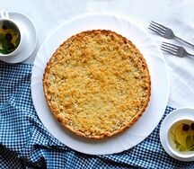 Киш с томленым яблоком и брусникой