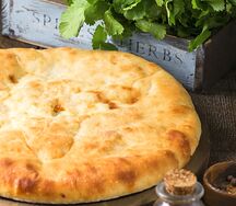 Постный осетинский пирог с яблоком, орехом и изюмом