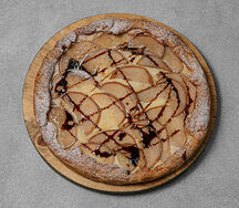 Фирменный Татен с грушей и заварным кремом