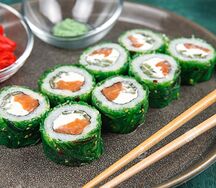 Деревенский PrimeRoll с карельским лососем и салатом чука