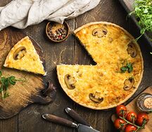 Киш жюльен с куриным филе и ароматными грибами