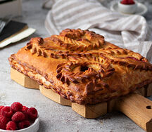 Слоено-дрожжевой пирог с фаршем и картофелем