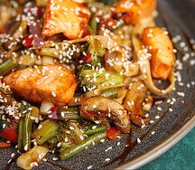 Wok c лососем