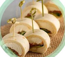 Мини-роллы в тортилье с семгой и сыром