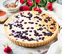 Киш с творожной начинкой и черной смородиной