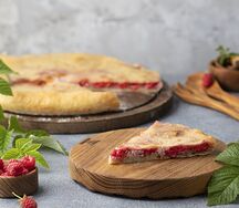 Осетинский пирог с творогом и малиной