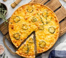 Киш с деревенским картофелем, беконом и маринованными огурцами