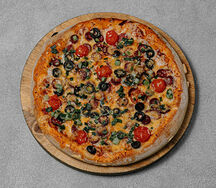 Пицца с колбасками, зеленым лучком и оливками