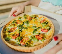 Киш с лососем и брокколи в сливочной заливке