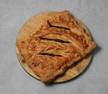 Слоено-дрожжевой пирог с лесными ягодами