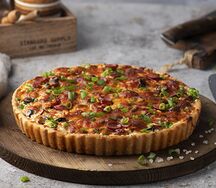 Киш с колбасками, зеленым лучком, оливками и картофелем