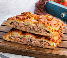 Слоено-дрожжевой пирог с лососем и сливочным сыром