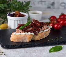 Брускетта с тунцом и вялеными томатами