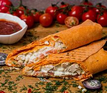 Шаурма в сырном лаваше с курицей