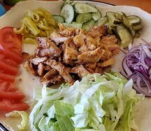 Шаурма свинина с картошкой на тарелке