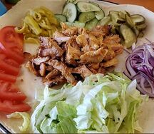 Шаурма курица с картошкой на тарелке