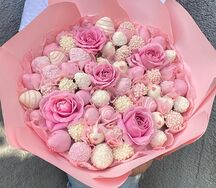 Букет из клубники в шоколаде с розами