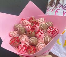Букет из клубники в шоколаде нежно-розовый