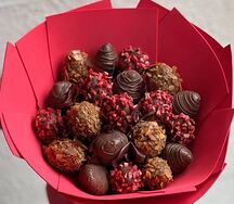 Красный букет из клубники в шоколаде