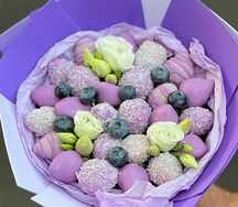 Букет из клубники в шоколаде с цветами эустома