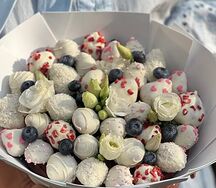 Букет с клубникой в шоколаде, с цветами эустома