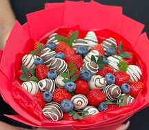 Букет из клубники в шоколаде летний